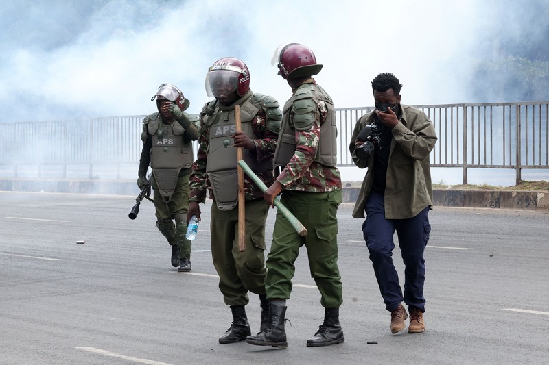Seorang pria berlari menerobos gas air mata yang digunakan polisi untuk membubarkan demonstran selama demonstrasi untuk memperingati ulang tahun kedua protes anti-pemerintah yang mematikan pada tahun 2024, di Nairobi, Kenya, 25 Juni 2026. (REUTERS/Monicah Mwangi)