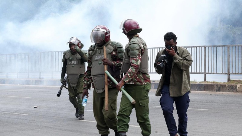 Petugas polisi anti huru hara beroperasi sementara gas air mata digunakan untuk membubarkan demonstran selama demonstrasi untuk memperingati ulang tahun kedua protes anti-pemerintah yang mematikan pada tahun 2024, di Nairobi, Kenya, 25 Juni 2026.