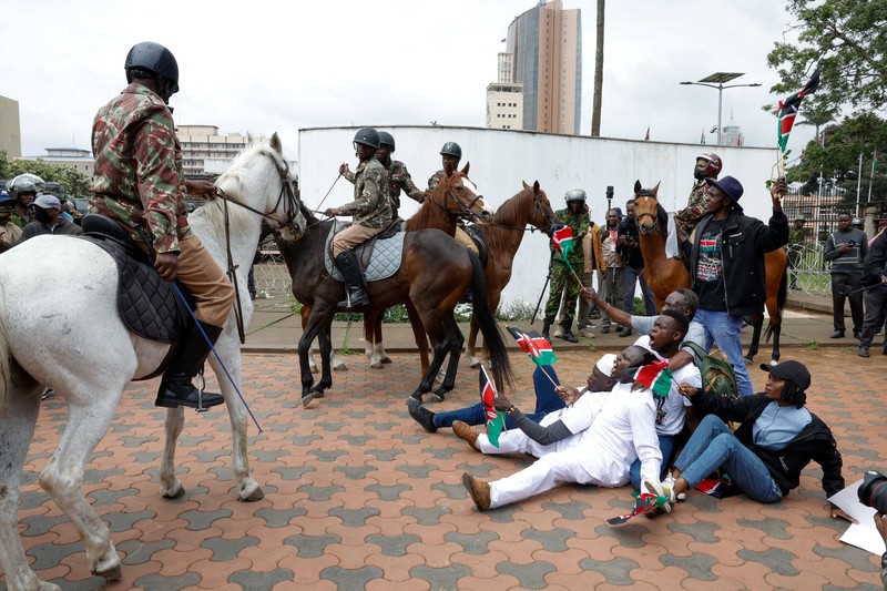 Seorang pria berlari menerobos gas air mata yang digunakan polisi untuk membubarkan demonstran selama demonstrasi untuk memperingati ulang tahun kedua protes anti-pemerintah yang mematikan pada tahun 2024, di Nairobi, Kenya, 25 Juni 2026. (REUTERS/Monicah Mwangi)