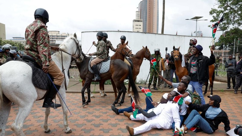 Petugas polisi berkuda beroperasi selama demonstrasi untuk memperingati ulang tahun kedua protes anti-pemerintah yang menewaskan banyak orang pada tahun 2024, di Nairobi, Kenya, 25 Juni 2026.