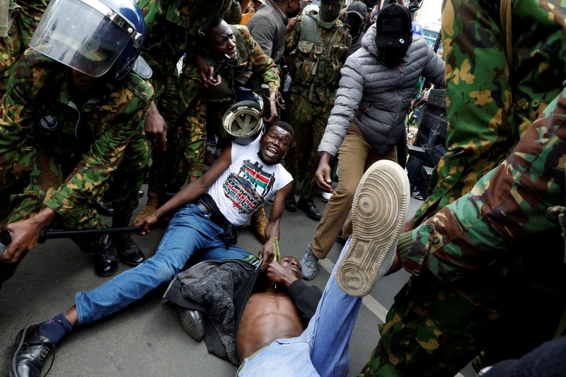 Seorang pria berlari menerobos gas air mata yang digunakan polisi untuk membubarkan demonstran selama demonstrasi untuk memperingati ulang tahun kedua protes anti-pemerintah yang mematikan pada tahun 2024, di Nairobi, Kenya, 25 Juni 2026. (REUTERS/Monicah Mwangi)