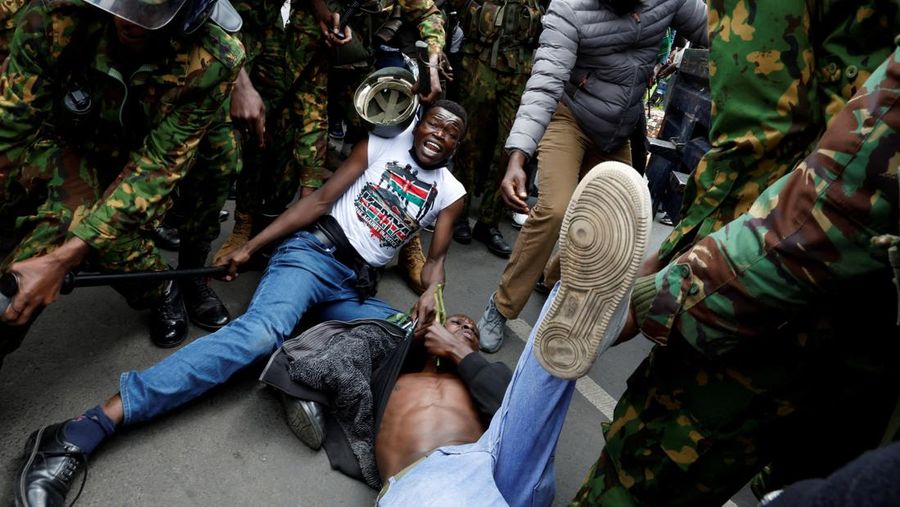 Petugas polisi menahan para pengunjuk rasa selama demonstrasi untuk memperingati ulang tahun kedua protes anti-pemerintah yang menewaskan banyak orang pada tahun 2024, di Nairobi, Kenya, 25 Juni 2026.