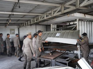 Berdiri Tanpa Izin, Belasan Bangli dan Lapak PKL di Citeureup Dibongkar