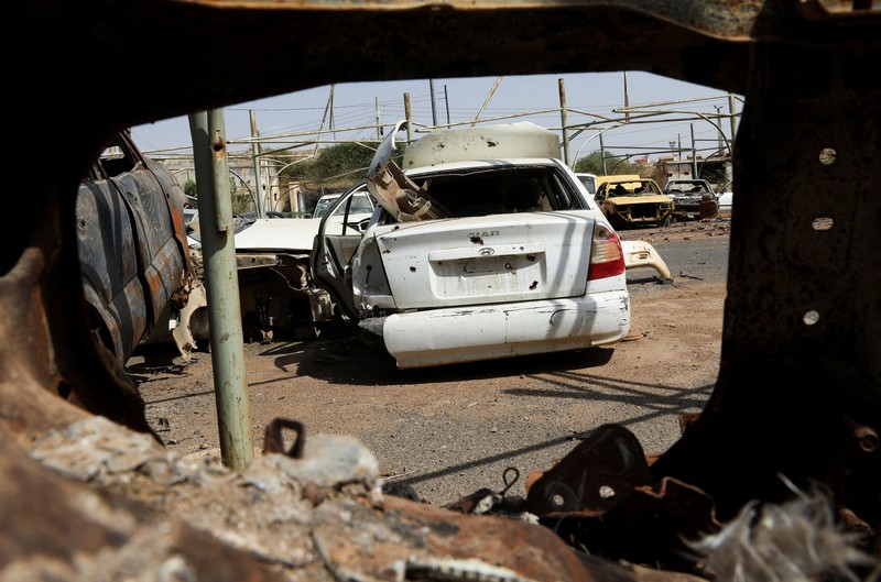Mobil-mobil dengan lubang bekas peluru di sebuah alun-alun di Khartoum, Sudan, 11 Juni 2026. Pihak berwenang di Khartoum mengumpulkan ribuan kendaraan yang ditinggalkan, rusak, dan diduga hasil curian dari jalanan dan alun-alun publik. (REUTERS/El Tayeb Siddig)