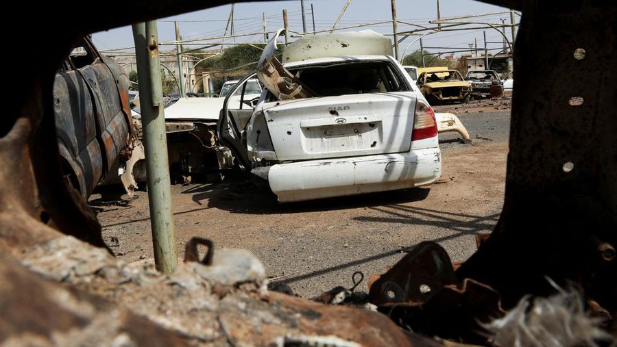 Sebuah mobil dengan lubang bekas peluru di sebuah alun-alun di Khartoum, Sudan, 11 Juni 2026. Pihak berwenang di Khartoum sedang mengumpulkan ribuan kendaraan yang ditinggalkan, rusak, dan diduga hasil curian dari jalanan dan alun-alun publik.
