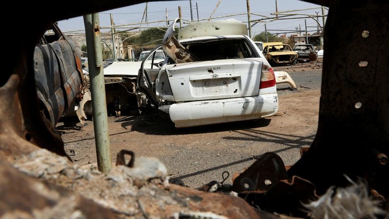 Sebuah mobil dengan lubang bekas peluru di sebuah alun-alun di Khartoum, Sudan, 11 Juni 2026. Pihak berwenang di Khartoum sedang mengumpulkan ribuan kendaraan yang ditinggalkan, rusak, dan diduga hasil curian dari jalanan dan alun-alun publik.
