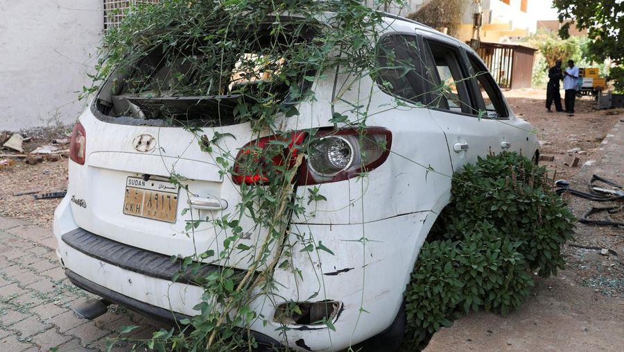 Sebuah mobil terbengkalai di salah satu jalan di Khartoum, dengan tumbuh-tumbuhan tumbuh di bawahnya, di Khartoum, Sudan, 11 Juni 2026. Pihak berwenang di Khartoum sedang mengumpulkan ribuan kendaraan yang terbengkalai, rusak, dan diduga hasil curian dari jalan-jalan dan alun-alun publik.