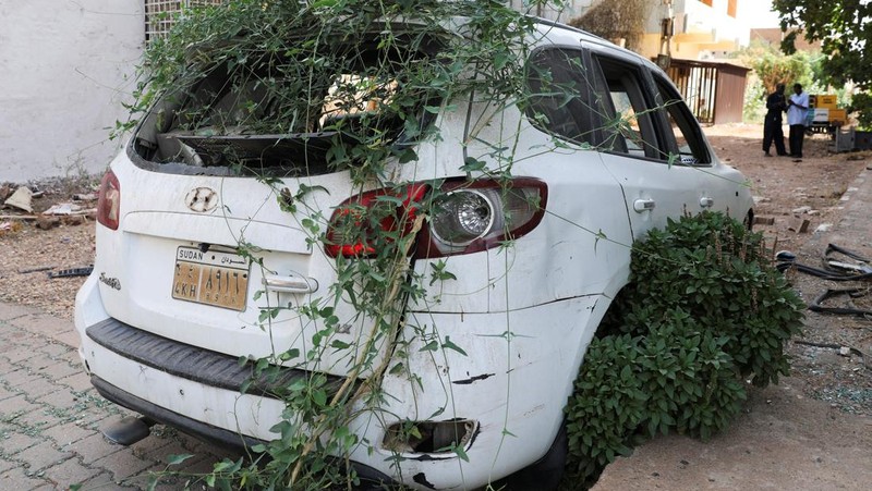 Sebuah mobil terbengkalai di salah satu jalan di Khartoum, dengan tumbuh-tumbuhan tumbuh di bawahnya, di Khartoum, Sudan, 11 Juni 2026. Pihak berwenang di Khartoum sedang mengumpulkan ribuan kendaraan yang terbengkalai, rusak, dan diduga hasil curian dari jalan-jalan dan alun-alun publik.