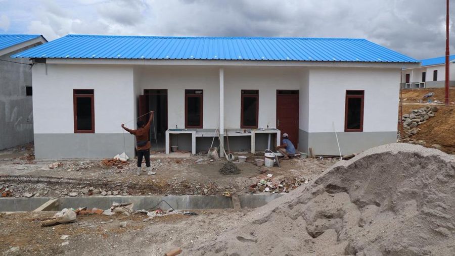 Sejumlah pekerja melakukan pembangunan hunian tetap (huntap) bagi warga terdampak bencana hidrometeorologi basah di Desa Dolok Nauli, Kecamatan Adian Koting, Kabupaten Tapanuli Utara, Sumatra Utara, Senin (20/4/2026). (Dok. BNPB/Bidang Komunikasi Keb