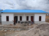 Sejumlah pekerja melakukan pembangunan hunian tetap (huntap) bagi warga terdampak bencana hidrometeorologi basah di Desa Dolok Nauli, Kecamatan Adian Koting, Kabupaten Tapanuli Utara, Sumatra Utara, Senin (20/4/2026). (Dok. BNPB/Bidang Komunikasi Keb