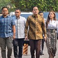 Sekretaris Pribadi Presiden Prabowo Subianto, Rizky Irmansyah  hari ini mengunjungi kediaman Jokowi. Dia mengajak kekasihnya memberikan undangan pernikahan, Rabu (24/6/2026). (Dok.  Detikcom/Tara Wahyu NV)