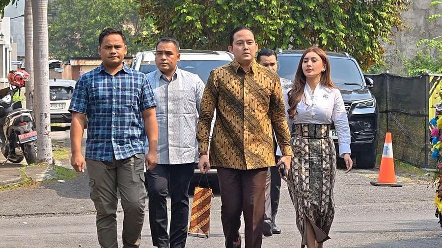 Sekretaris Pribadi Presiden Prabowo Subianto, Rizky Irmansyah  hari ini mengunjungi kediaman Jokowi. Dia mengajak kekasihnya memberikan undangan pernikahan, Rabu (24/6/2026). (Dok.  Detikcom/Tara Wahyu NV)