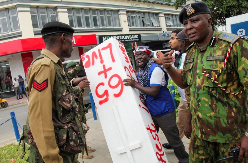 Seorang pria berlari menerobos gas air mata yang digunakan polisi untuk membubarkan demonstran selama demonstrasi untuk memperingati ulang tahun kedua protes anti-pemerintah yang mematikan pada tahun 2024, di Nairobi, Kenya, 25 Juni 2026. (REUTERS/Monicah Mwangi)