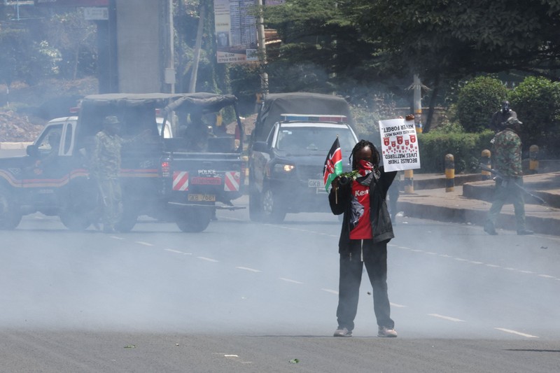 Seorang pria berlari menerobos gas air mata yang digunakan polisi untuk membubarkan demonstran selama demonstrasi untuk memperingati ulang tahun kedua protes anti-pemerintah yang mematikan pada tahun 2024, di Nairobi, Kenya, 25 Juni 2026. (REUTERS/Monicah Mwangi)