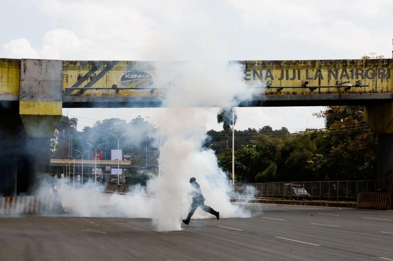 Seorang pria berlari menerobos gas air mata yang digunakan polisi untuk membubarkan demonstran selama demonstrasi untuk memperingati ulang tahun kedua protes anti-pemerintah yang mematikan pada tahun 2024, di Nairobi, Kenya, 25 Juni 2026. (REUTERS/Monicah Mwangi)