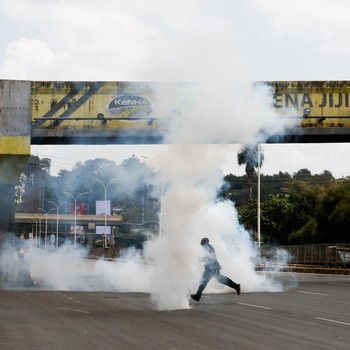 Seorang pria berlari menerobos gas air mata yang digunakan polisi untuk membubarkan demonstran selama demonstrasi untuk memperingati ulang tahun kedua protes anti-pemerintah yang mematikan pada tahun 2024, di Nairobi, Kenya, 25 Juni 2026. (REUTERS/Mo