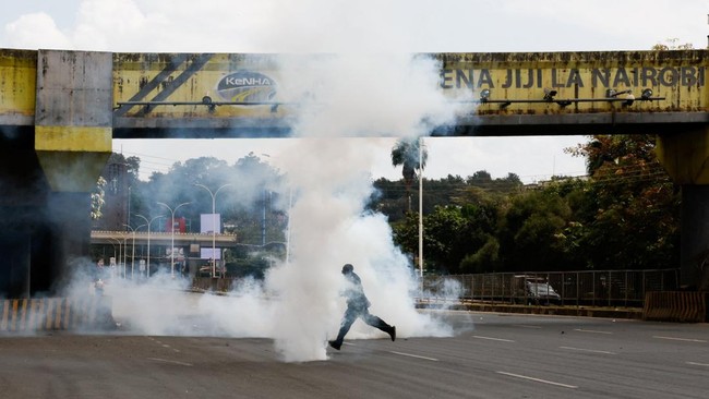 Potret Demo 'Aksi Berdarah', Polisi Lempar Gas Air Mata-Beri Ultimatum