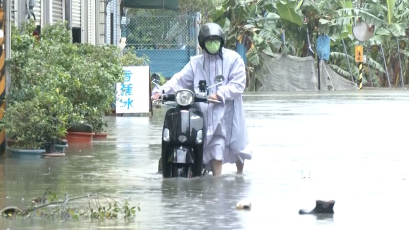 Seorang pria dengan skuter bergerak di tengah banjir saat hujan deras akibat lewatnya topan Mekkhala di dekatnya, yang sedang menuju Jepang, di Kaohsiung, Taiwan, 25 Juni 2026. (CTS via REUTERS TV/via REUTERS)