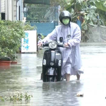 Seorang pria dengan skuter bergerak di tengah banjir saat hujan deras akibat lewatnya topan Mekkhala di dekatnya, yang sedang menuju Jepang, di Kaohsiung, Taiwan, 25 Juni 2026. (CTS via REUTERS TV/via REUTERS)