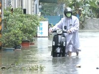 Seorang pria dengan skuter bergerak di tengah banjir saat hujan deras akibat lewatnya topan Mekkhala di dekatnya, yang sedang menuju Jepang, di Kaohsiung, Taiwan, 25 Juni 2026. (CTS via REUTERS TV/via REUTERS)