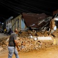 Seseorang berjalan melewati bangunan yang rusak akibat gempa bumi, di Caracas, Venezuela, 24 Juni 2026. (REUTERS/Fausto Torrealba)