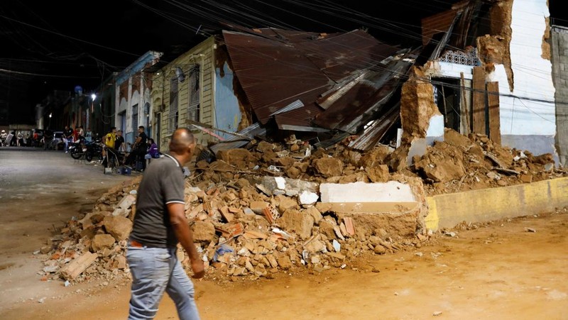 Seseorang berjalan melewati bangunan yang rusak akibat gempa bumi, di Caracas, Venezuela, 24 Juni 2026.