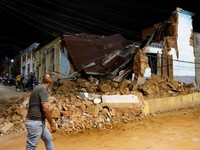 Seseorang berjalan melewati bangunan yang rusak akibat gempa bumi, di Caracas, Venezuela, 24 Juni 2026. (REUTERS/Fausto Torrealba)