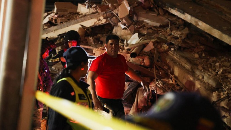 Seseorang memeriksa lokasi bangunan yang runtuh setelah gempa bumi di Caracas, Venezuela, 24 Juni 2026.