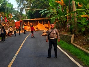 Truk Jatuh Melintang di Purajati Sukabumi, Jalur ke Banten Lumpuh