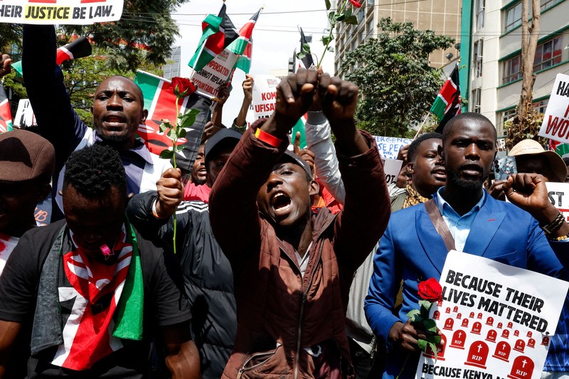 Seorang pria berlari menerobos gas air mata yang digunakan polisi untuk membubarkan demonstran selama demonstrasi untuk memperingati ulang tahun kedua protes anti-pemerintah yang mematikan pada tahun 2024, di Nairobi, Kenya, 25 Juni 2026. (REUTERS/Monicah Mwangi)