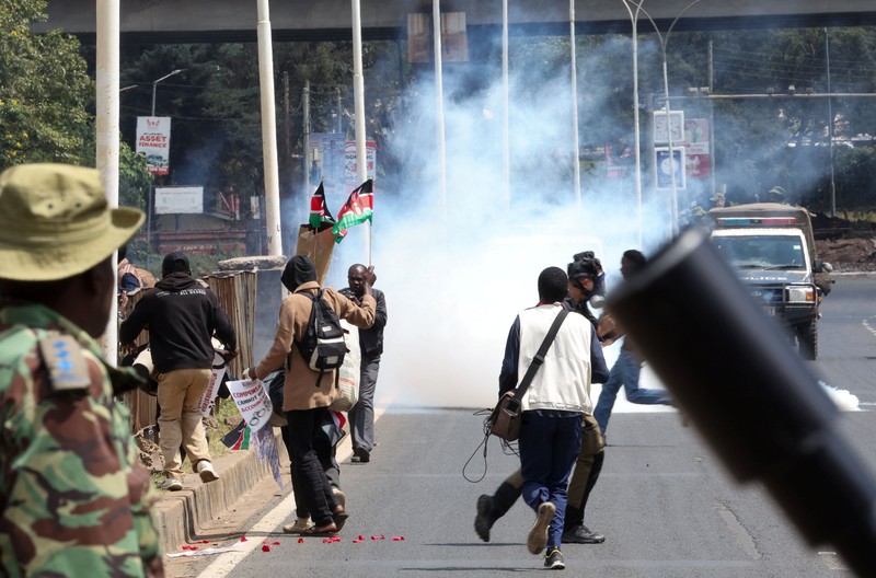 Seorang pria berlari menerobos gas air mata yang digunakan polisi untuk membubarkan demonstran selama demonstrasi untuk memperingati ulang tahun kedua protes anti-pemerintah yang mematikan pada tahun 2024, di Nairobi, Kenya, 25 Juni 2026. (REUTERS/Monicah Mwangi)