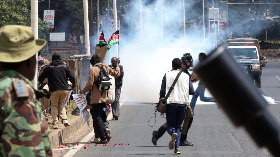 Warga berhamburan saat petugas polisi menggunakan gas air mata untuk membubarkan demonstran selama demonstrasi untuk memperingati ulang tahun kedua protes anti-pemerintah yang menewaskan banyak orang pada tahun 2024, di Nairobi, Kenya, 25 Juni 2026.