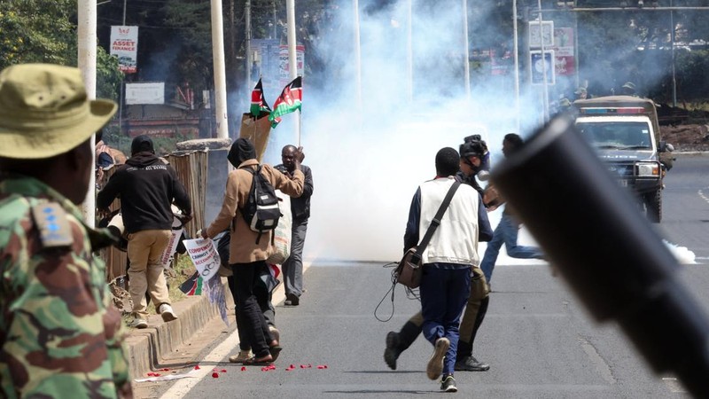 Warga berhamburan saat petugas polisi menggunakan gas air mata untuk membubarkan demonstran selama demonstrasi untuk memperingati ulang tahun kedua protes anti-pemerintah yang menewaskan banyak orang pada tahun 2024, di Nairobi, Kenya, 25 Juni 2026.