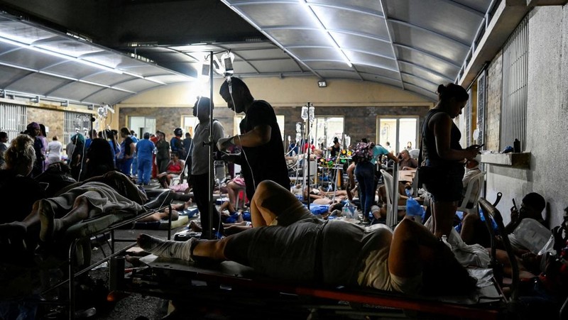 Warga menerima perawatan di rumah sakit lapangan pasca gempa bumi, di La Guaira, Venezuela, 24 Juni 2026.