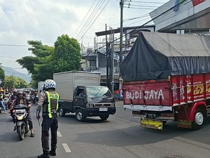 Stok Terlambat, Antrean Kendaraan Isi BBM di SPBU Kota Batu Mengular