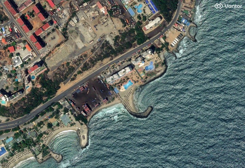 Citra satelit menunjukkan gedung-gedung apartemen yang runtuh di La Guaira, Venezuela, 25 Juni 2026, setelah dua gempa bumi dahsyat. (Vantor/Handout via REUTERS)