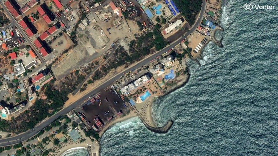Citra satelit menunjukkan Avenida La Playa di La Guaira, Venezuela, 8 Mei 2026, sebelum dua gempa bumi dahsyat.