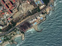 Citra satelit menunjukkan Avenida La Playa di La Guaira, Venezuela, 8 Mei 2026, sebelum dua gempa bumi dahsyat. (Vantor/Handout via REUTERS)