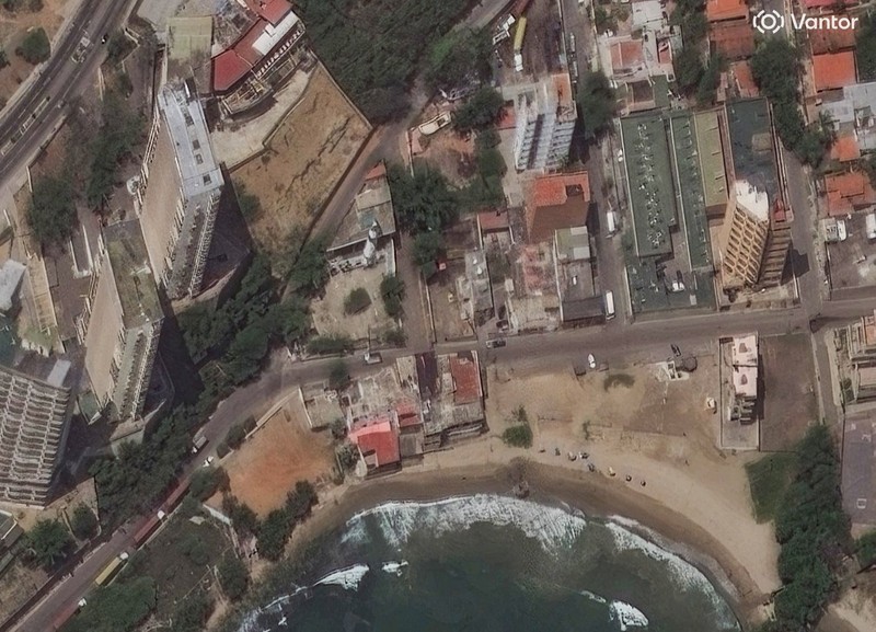 Citra satelit menunjukkan gedung-gedung apartemen yang runtuh di La Guaira, Venezuela, 25 Juni 2026, setelah dua gempa bumi dahsyat. (Vantor/Handout via REUTERS)