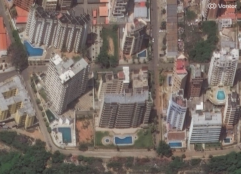Citra satelit menunjukkan gedung-gedung apartemen yang runtuh di La Guaira, Venezuela, 25 Juni 2026, setelah dua gempa bumi dahsyat. (Vantor/Handout via REUTERS)