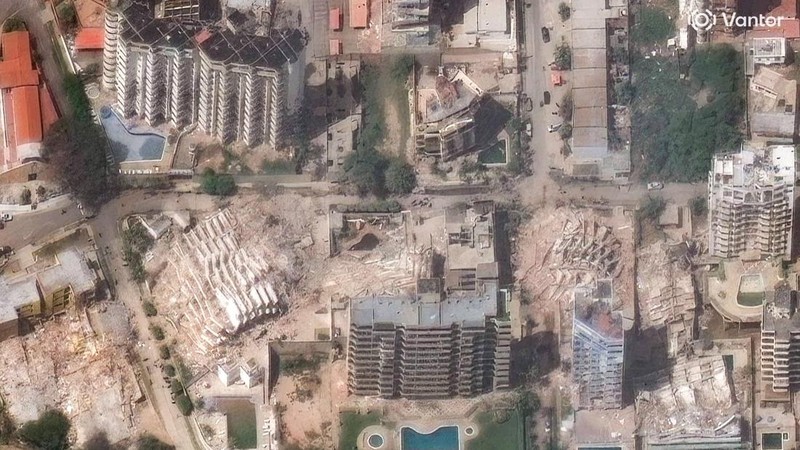 Citra satelit menunjukkan gedung-gedung apartemen yang runtuh di La Guaira, Venezuela, 25 Juni 2026, setelah dua gempa bumi dahsyat. (Vantor/Handout via REUTERS)