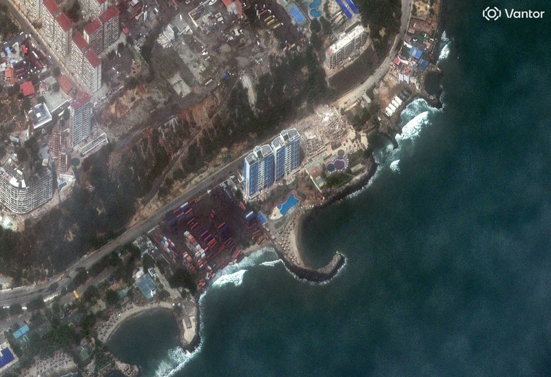 Citra satelit menunjukkan gedung-gedung apartemen yang runtuh di La Guaira, Venezuela, 25 Juni 2026, setelah dua gempa bumi dahsyat. (Vantor/Handout via REUTERS)