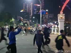 Video: Demo di Surabaya Berujung Ricuh, Belasan Massa Diamankan Polisi