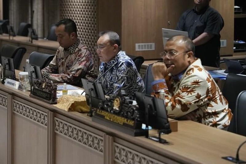 Dewan Perwakilan Rakyat (DPR) bersama pemerintah dan serikat buruh sebagai bagian dari Satuan Tugas Mitigasi Pemutusan Hubungan Kerja (PHK) menggelar pertemuan di Gedung Nusantara III, kompleks parlemen, Senayan, Jakarta Pusat, Jumat (26/6/2026). (Instagram/sufmi_dasco)