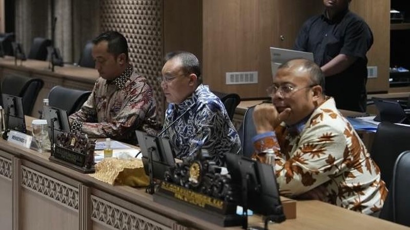 Dewan Perwakilan Rakyat (DPR) bersama pemerintah dan serikat buruh sebagai bagian dari Satuan Tugas Mitigasi Pemutusan Hubungan Kerja (PHK) menggelar pertemuan di Gedung Nusantara III, kompleks parlemen, Senayan, Jakarta Pusat, Jumat (26/6/2026).