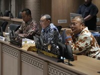 Dewan Perwakilan Rakyat (DPR) bersama pemerintah dan serikat buruh sebagai bagian dari Satuan Tugas Mitigasi Pemutusan Hubungan Kerja (PHK) menggelar pertemuan di Gedung Nusantara III, kompleks parlemen, Senayan, Jakarta Pusat, Jumat (26/6/2026). (I