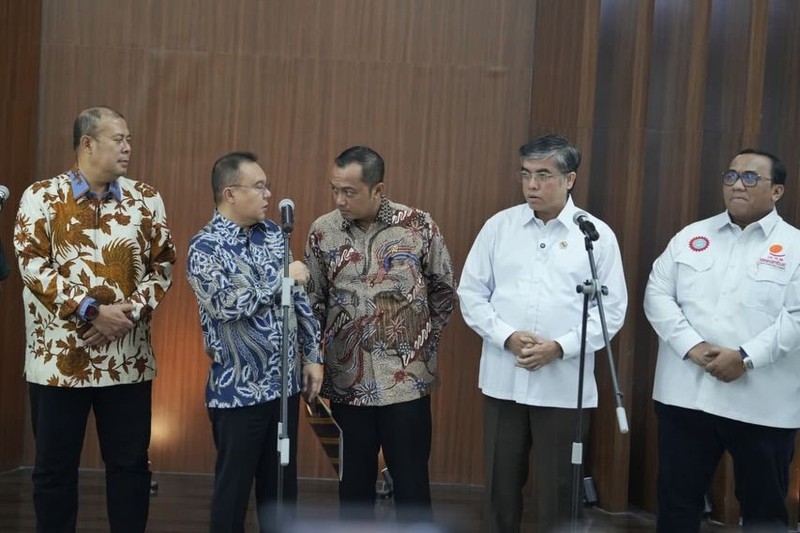 Dewan Perwakilan Rakyat (DPR) bersama pemerintah dan serikat buruh sebagai bagian dari Satuan Tugas Mitigasi Pemutusan Hubungan Kerja (PHK) menggelar pertemuan di Gedung Nusantara III, kompleks parlemen, Senayan, Jakarta Pusat, Jumat (26/6/2026). (Instagram/sufmi_dasco)