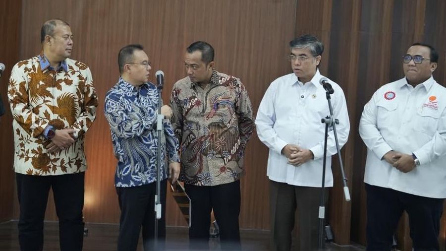 Dewan Perwakilan Rakyat (DPR) bersama pemerintah dan serikat buruh sebagai bagian dari Satuan Tugas Mitigasi Pemutusan Hubungan Kerja (PHK) menggelar pertemuan di Gedung Nusantara III, kompleks parlemen, Senayan, Jakarta Pusat, Jumat (26/6/2026).