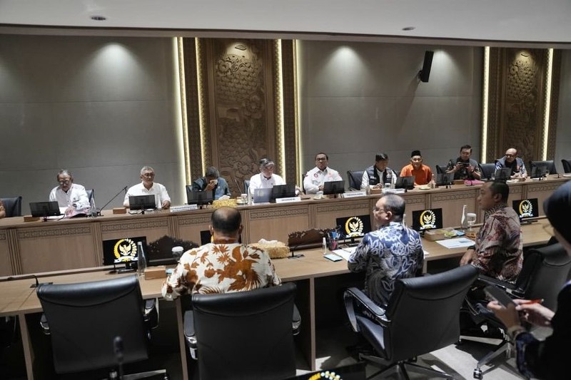 Dewan Perwakilan Rakyat (DPR) bersama pemerintah dan serikat buruh sebagai bagian dari Satuan Tugas Mitigasi Pemutusan Hubungan Kerja (PHK) menggelar pertemuan di Gedung Nusantara III, kompleks parlemen, Senayan, Jakarta Pusat, Jumat (26/6/2026). (Instagram/sufmi_dasco)