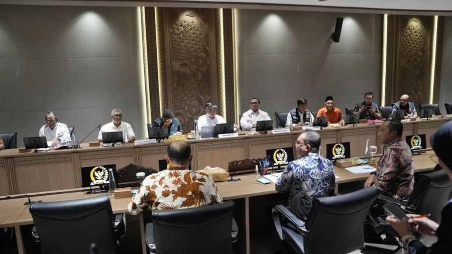 Dewan Perwakilan Rakyat (DPR) bersama pemerintah dan serikat buruh sebagai bagian dari Satuan Tugas Mitigasi Pemutusan Hubungan Kerja (PHK) menggelar pertemuan di Gedung Nusantara III, kompleks parlemen, Senayan, Jakarta Pusat, Jumat (26/6/2026). (I